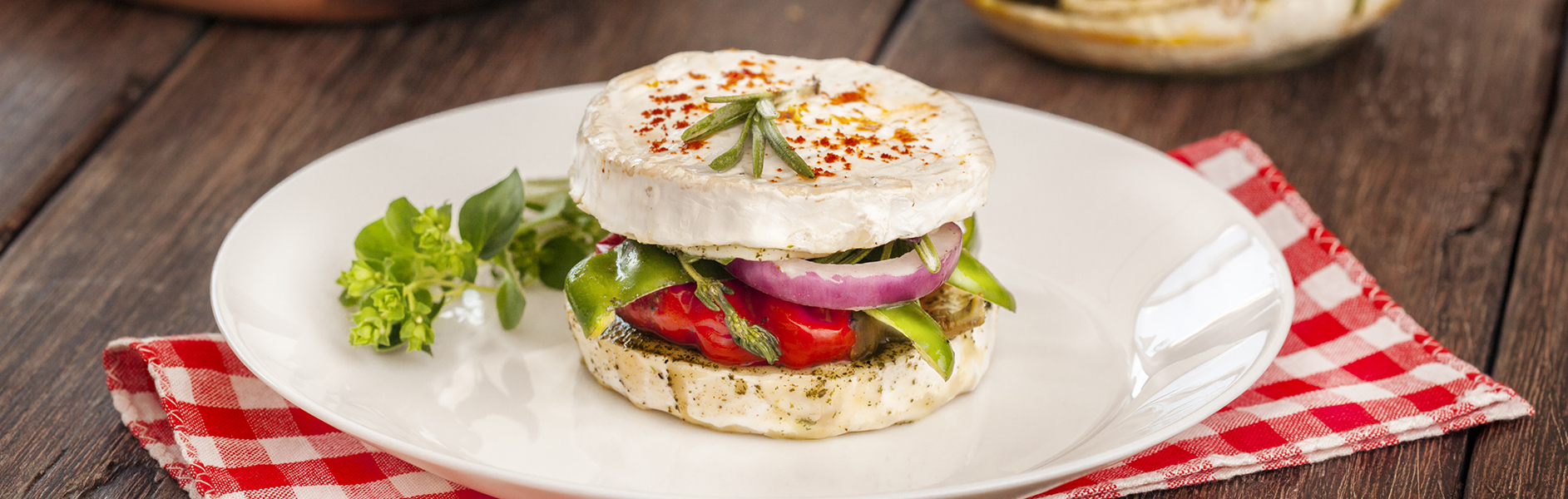 Nakládaný camembert s bylinkami a pikantními papričkami jalapeňos placeholder
