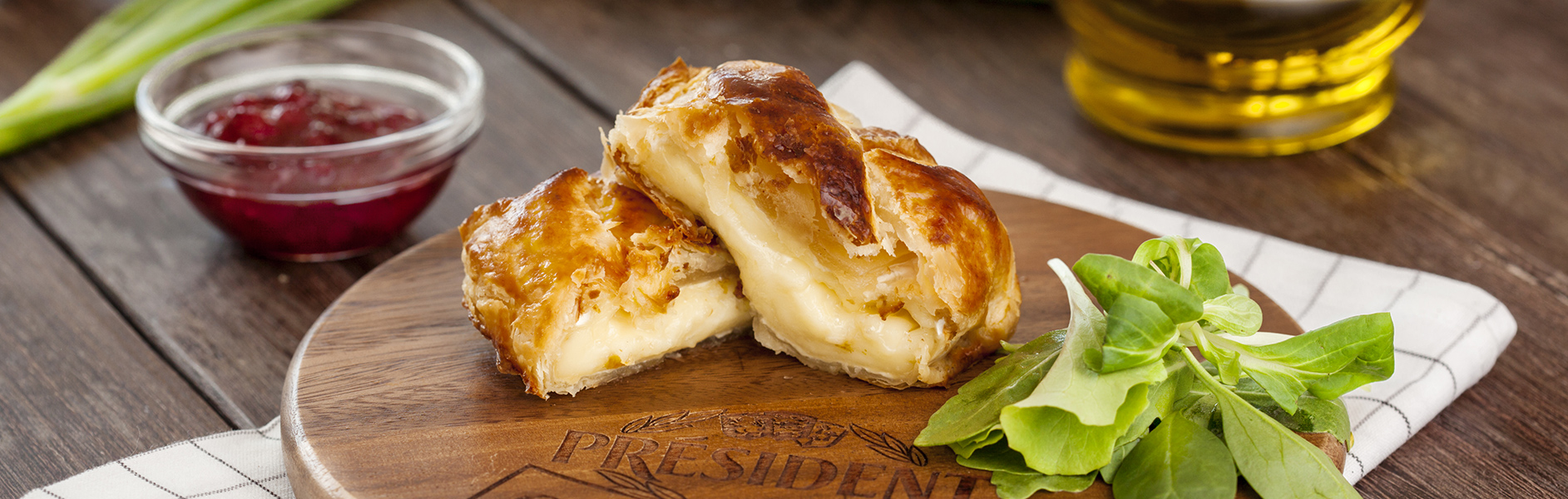 Camembert obalovaný v listovém těstě s brusinkami a rukolovým salátem placeholder
