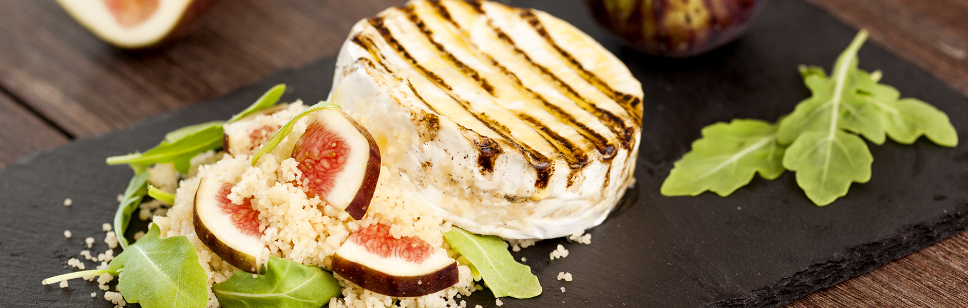 Grilovaný camembert s kuskusem a fíky placeholder